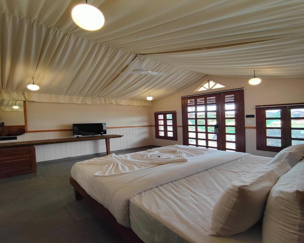 Nirvana Resort And Restaurant Garudeshwar Ngoại thất bức ảnh