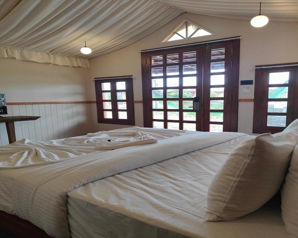 Nirvana Resort And Restaurant Garudeshwar Ngoại thất bức ảnh