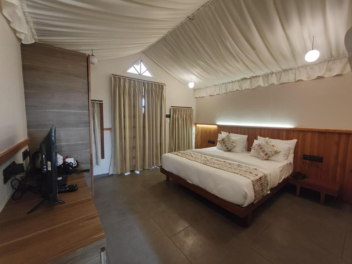 Nirvana Resort And Restaurant Garudeshwar Ngoại thất bức ảnh